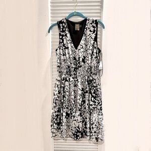 NWT Taylor Dress - V-neck white flower print with black - New- Size 8P